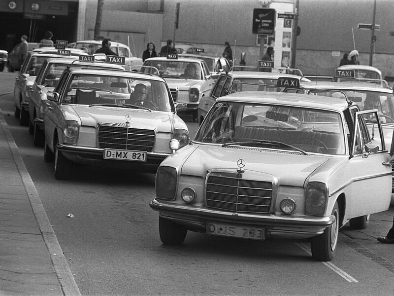 So sah fast jeder Taxistand im Deutschland der 1970er-Jahre aus. Am Mercedes-Benz "Strich-Acht" führte damals kein Weg vorbei.Forchheim & Fränkische Schweiz So sah fast jeder Taxistand im Deutschland der 1970er-Jahre aus. Am Mercedes-Benz "Strich-Acht" führte damals kein Weg vorbei.