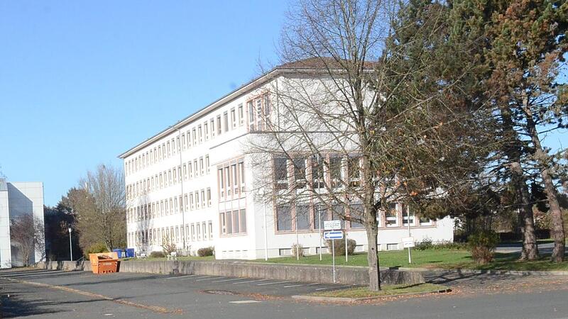 Das ehemalige L&ouml;we-Verwaltungsgeb&auml;ude wurde zur Ausweichschule w&auml;hrend der Generalsanierung der Gottfried-Neukam-Mittelschule. Trotz der Umr&uuml;stungskosten erwies sich diese L&ouml;sung g&uuml;nstiger als eine Containerl&ouml;sung.