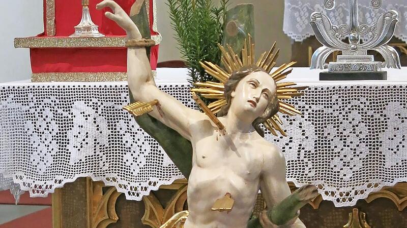 Die festlich geschm&uuml;ckte Statue des Heiligen Sebastian mit der Reliquienmonstranz (links) auf dem Volksaltar in der Pfarrkirche St. Thomas in Wallenfels.