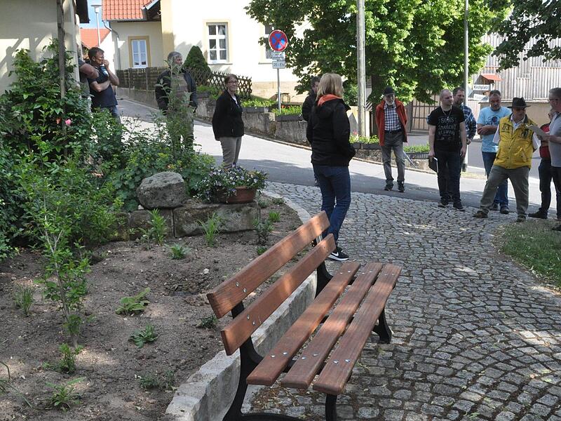 Beeindruckt vom neu gestalteten Platz beim Brunnen in Junkersdorf waren die Mitglieder des Gremiums. Hier hatten die Mitarbeiter des Bauhofs Pfarrweisach Rabattensteine aus Granit in wohltuende Rundungen gesetzt.