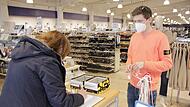 Philipp Peppel begrüßt im Forchheimer Schuhhaus eine Kundin.Forchheim & Fränkische Schweiz