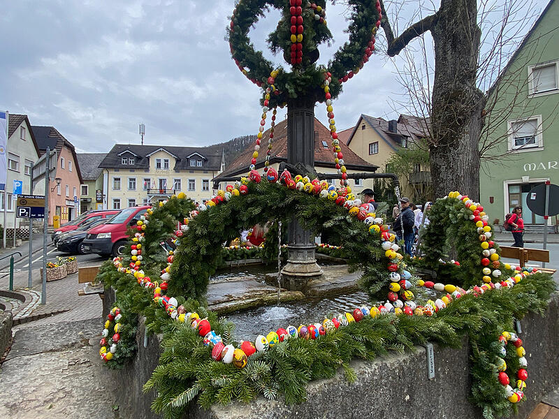 Ein besonderes Highlight in der Fr&auml;nkischen Schweiz ist das Schm&uuml;cken des Osterbrunnens in Muggendorf.