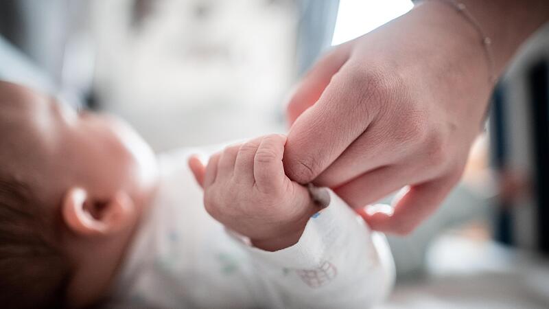Mit dem Kinderstartgeld sollen ab 1. Januar 2026 alle Kinder in Bayern zu ihrem ersten Geburtstag vom Freistaat 3000 Euro bekommen.
