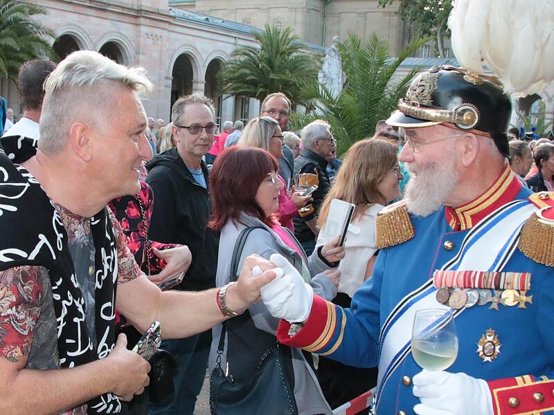 Hubert Fella trifft beim Rakoczy-Fest in Bad Kissingen Ludwig III., damals dargestellt von Ludwig Büchner. Hubert Fella trifft beim Rakoczy-Fest in Bad Kissingen Ludwig III., damals dargestellt von Ludwig Büchner.