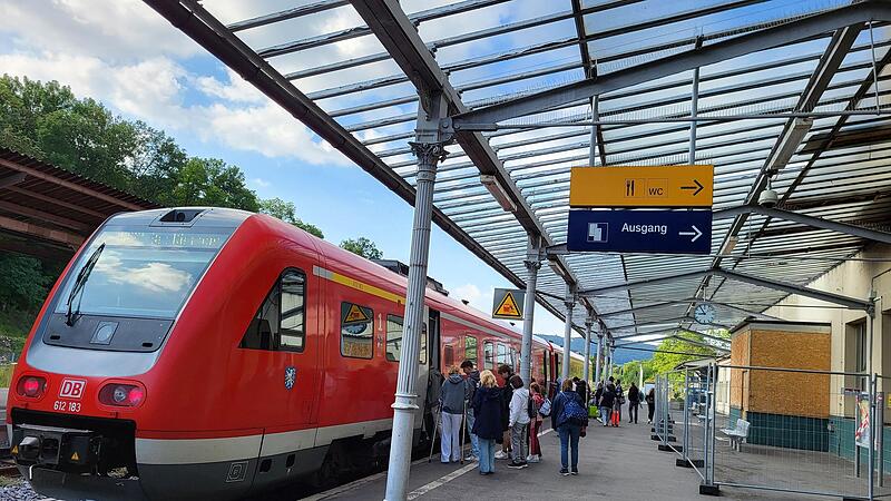 Alles andere als einladend pr&auml;sentiert sich der Bad Kissinger Bahnhof. Wegen der Baustelle am Bahnsteig stehen alle Sitzm&ouml;glichkeiten hinter einem Bauzaun. Eine offene Toilette gibt es auch nicht, auch wenn das Schild am Bahnsteig noch darauf hinw...
