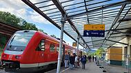 Alles andere als einladend präsentiert sich der Bad Kissinger Bahnhof. Wegen der Baustelle am Bahnsteig stehen alle Sitzmöglichkeiten hinter einem Bauzaun. Eine offene Toilette gibt es auch nicht, auch wenn das Schild am Bahnsteig noch darauf hinw... Alles andere als einladend präsentiert sich der Bad Kissinger Bahnhof. Wegen der Baustelle am Bahnsteig stehen alle Sitzmöglichkeiten hinter einem Bauzaun. Eine offene Toilette gibt es auch nicht, auch wenn das Schild am Bahnsteig noch darauf hinw...