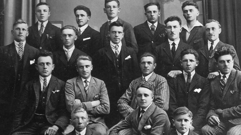Die Mitglieder des Burschenvereins &bdquo;Wanderlust&ldquo; Burghausen kurz nach der Vereinsgr&uuml;ndung im Jahr 1924. Ganz links steht Josef Beck, der Opa von Horst Zakravsky. Der Bruder seines Opas, Albin Beck, (hinten, 2.v.l.) hat sp&auml;ter nach Reichenbach gehei...