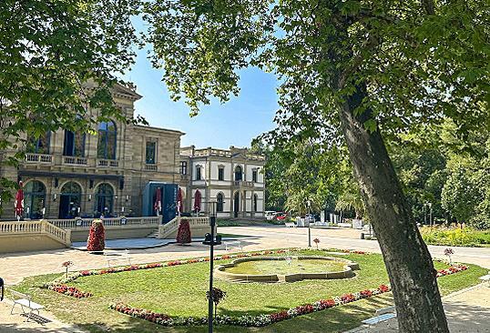 Der Springbrunnen vor der Spielbank wird saniert.