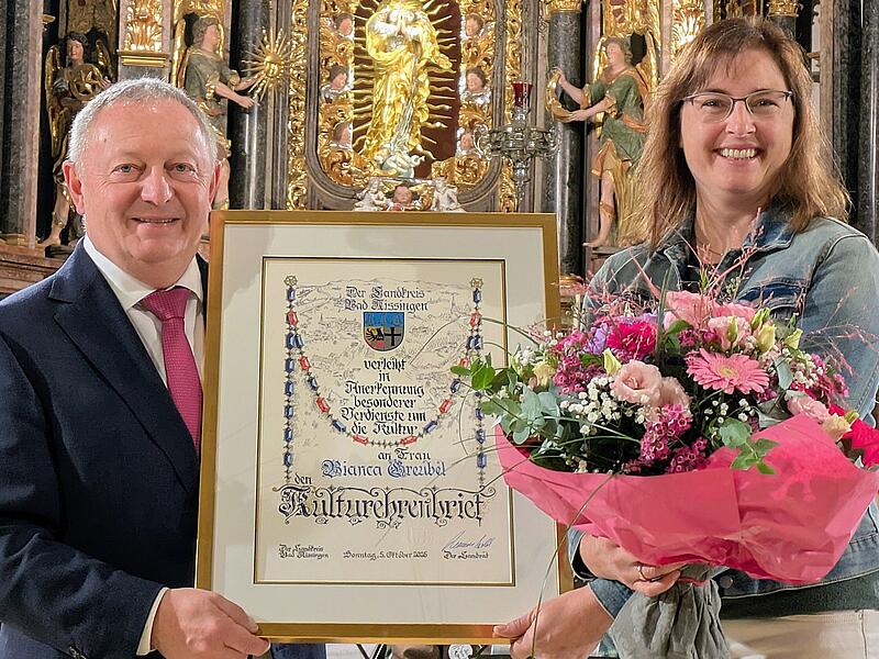 Als einzige Frau wurde diesmal Bianca Greubel (Ma&szlig;bach), Leiterin des Musikvereins Poppenlauer und des Chores &bdquo;Il Cantare&ldquo;, von Landrat Thomas Bold mit dem Kulturehrenbrief des Landkreises ausgezeichnet