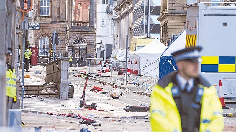 Was als ausgelassene Feier begann, endete  in einer Katastrophe: Ein Autofahrer fuhr gezielt in die Menschenmenge der Meisterparade des FC Liverpool.
