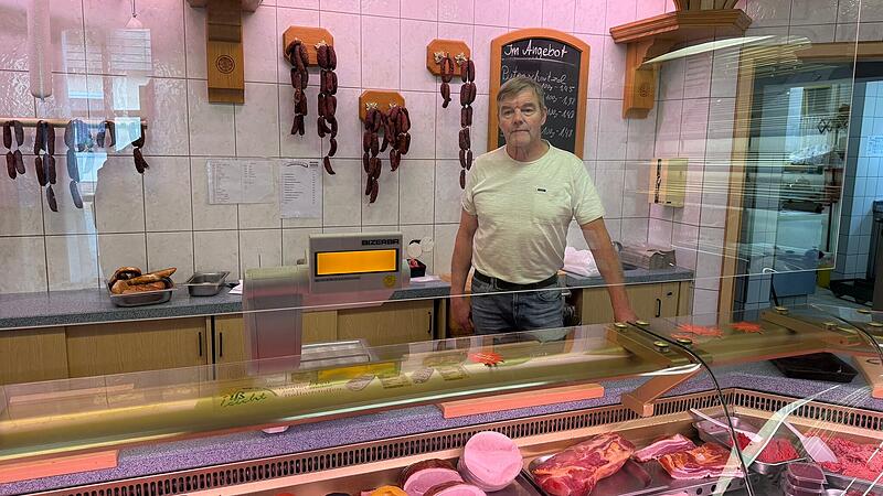 Peter Wehrfritz hinter seiner Fleischtheke. Nach 38 Jahren endet seine Ära in seiner Muggendorfer Metzgerei.