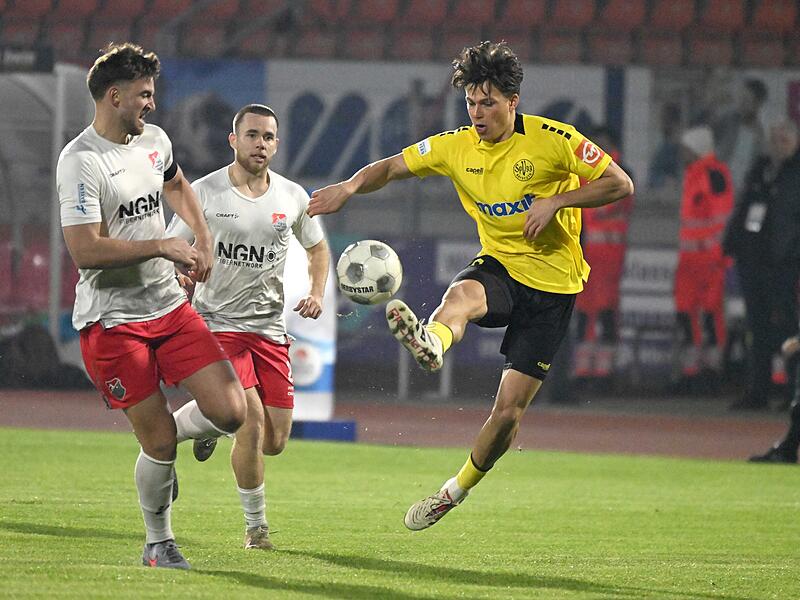 Sport Fußball Saison 2025 / 2026  Regionalliga Bayern  17. Spieltag  am Freitag  07.11.2025  Spielort  Bayreuth Hans-Walter-Wild-Stadion  Spielbeginn 19.00 h  SpVgg Bayreuth  gegen TSV Aubstadt   Halbzeitergebnis   Endstand Patrick Scheder  # 8 Tim Hütt