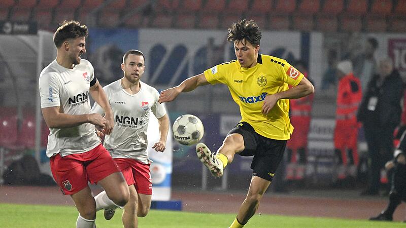 Sport Fußball Saison 2025 / 2026  Regionalliga Bayern  17. Spieltag  am Freitag  07.11.2025  Spielort  Bayreuth Hans-Walter-Wild-Stadion  Spielbeginn 19.00 h  SpVgg Bayreuth  gegen TSV Aubstadt   Halbzeitergebnis   Endstand Patrick Scheder  # 8 Tim Hütt