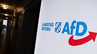 Wegen radikaler Inhalte in internen Chats steht die AfD in Bayern unter Druck. Im Landtag stellten sich deshalb nun alle anderen Fraktionen entschieden gegen die Rechtsaußen-Partei.