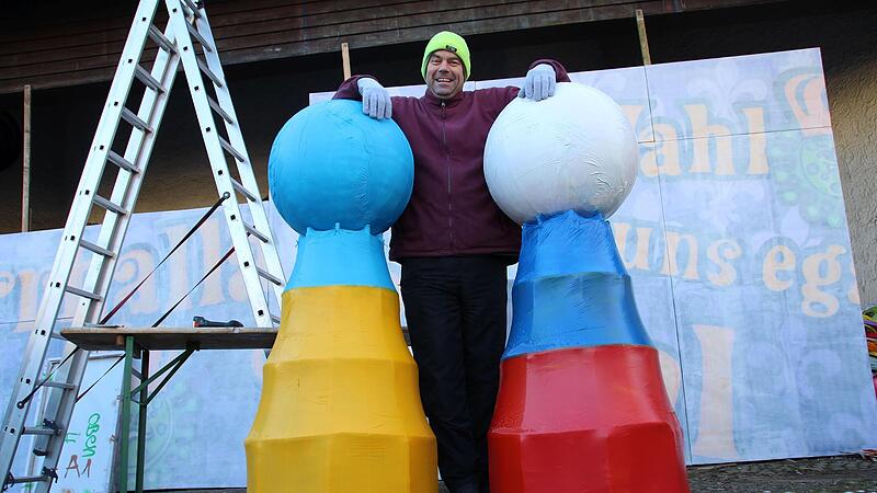 Alex Reuther baut zurzeit fleißig an seinem Motivwagen für den Coburger Gaudiwurm am Sonntag, 19. Februar. Zwei Spielfiguren sind bereits fertig.