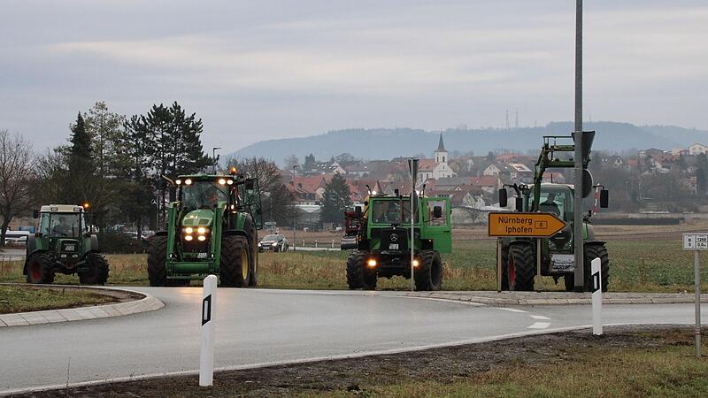 Zwischenstopp zum Kaffee-Holen: Landwirte aus dem s&uuml;dlichen Landkreis machten kurz am Kreisverkehr in Kitzingen und dem Caf&eacute;-Parkplatz Halt, bevor sie langsam Richtung Autobahn-Auffahrten fuhren.