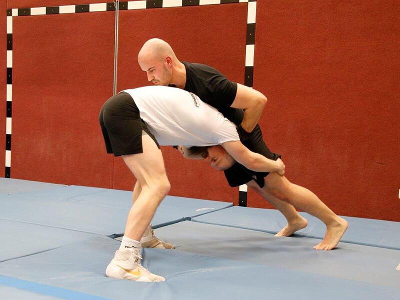 Trainer Philipp Graf und Kai Straub üben das Abwehren eines Takedowns Trainer Philipp Graf und Kai Straub üben das Abwehren eines Takedowns