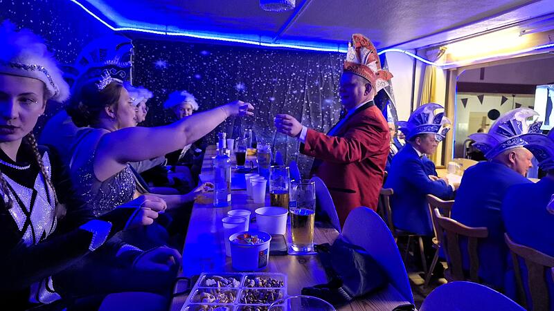 St&ouml;&szlig;chen und Prost: Auf einen erfolgreichen B&uuml;ttenabend