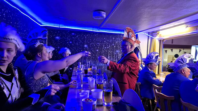 St&ouml;&szlig;chen und Prost: Auf einen erfolgreichen B&uuml;ttenabend