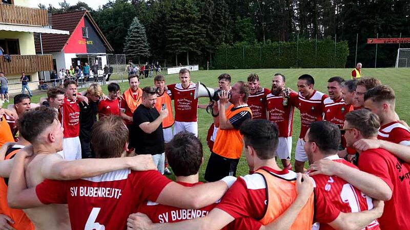 Von der Vizemeisterschaft in der A-Klasse &uuml;ber den Erfolg in der Relegation bis zum perfekten Start in der A-Klasse: Der SV Bubenreuth feiert.