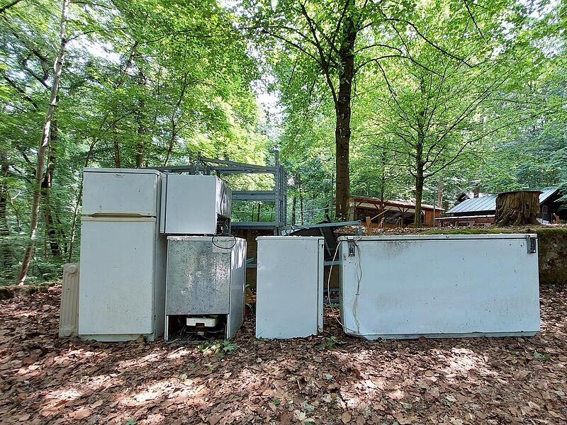 Viele alte Kühlgeräte stehen vor dem Schlößla-Keller.Forchheim & Fränkische Schweiz Viele alte Kühlgeräte stehen vor dem Schlößla-Keller.Forchheim & Fränkische Schweiz