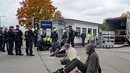 Protest vor Rüstungsfirma Renk