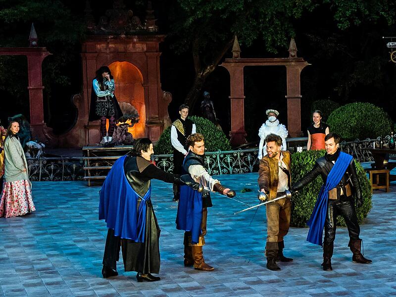 Bei den Sommerfestspielen des Landestheaters Coburg wurde 2021 das Stück „Die drei Musketiere“ aufgeführt. Bei den Sommerfestspielen des Landestheaters Coburg wurde 2021 das Stück „Die drei Musketiere“ aufgeführt.