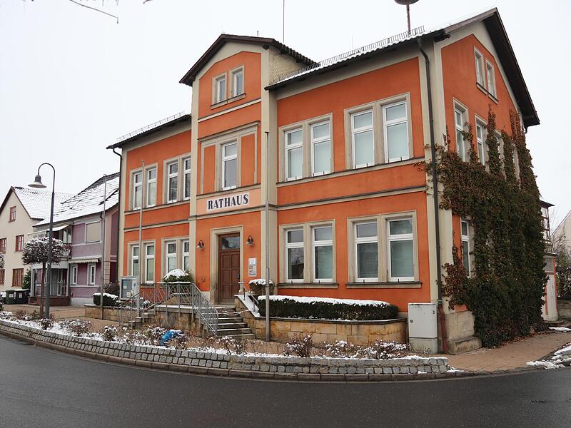 An der Stelle des Alten Rathauses in Weidhausen soll hier nach dem Abriss eine Freifläche entstehen.