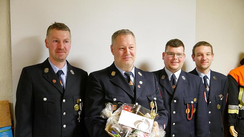 Nach langjähriger Tätigkeit als stellvertretender Kommandant und Jugendwart dankten Rainer Morshäuser (2.v.l.) Kommandant Christian Schüssler (links), Vereinsvorsitzender Matthias Müller und sein Stellvertreter Marco Schaab (r.) mit einem Geschenk.