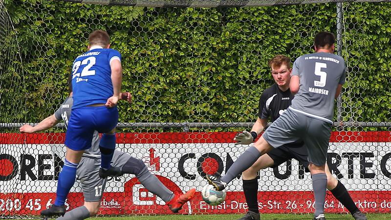 Die Chance l&auml;sst sich der Wallenfelser Michael Zeitler (blaues Trikot) nicht entgehen. Unterrodachs Dominik Gorzellik (Nummer 17) und Dominik Mairoser versuchen noch, den Fu&szlig; vor den Ball zu bekommen, und auch Keeper Kevin Kraut kann den Ball nich...