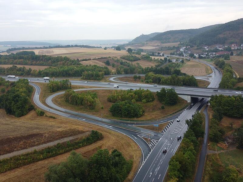 Ein Blick auf die Autobahnauffahrten in Hammelburg von oben. Das Foto stammt aus dem Jahr 2022.