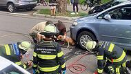 Feuerwehr befreit unter Auto eingeklemmte Hündin