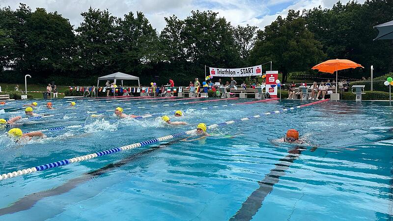 Der Schüler-Triathlon startet mit der Schwimmdisziplin im Sportbecken. Der Schüler-Triathlon startet mit der Schwimmdisziplin im Sportbecken.