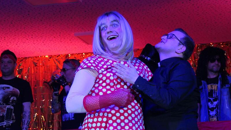 Die zauberhafte Moni, dargestellt von Alexander Mahr (links), war beim Auftritt des M&auml;nnerballetts hei&szlig; begehrt.