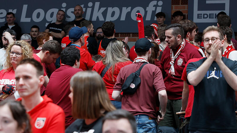 Teile der Bamberger Fans drehten der Mannschaft in den letzten zwei Minuten den R&uuml;cken zu.