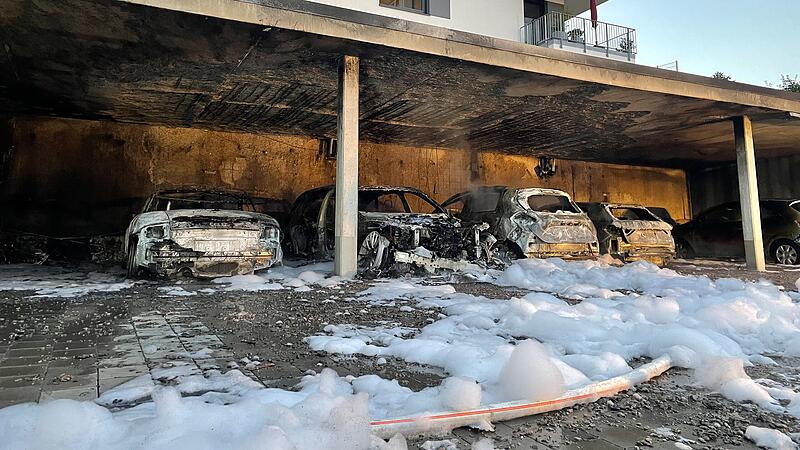 Mehrere Autos sind am Montagmorgen in Forchheim in einem Carport ausgebrannt.