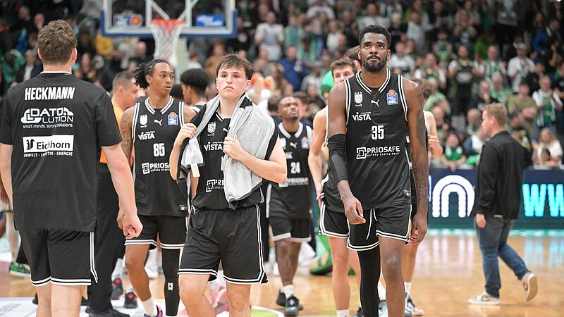 Ern&uuml;chternde Gesichter bei den Spielern der Bamberg Baskets nach der 87:92-Niederlagen in Trier.
