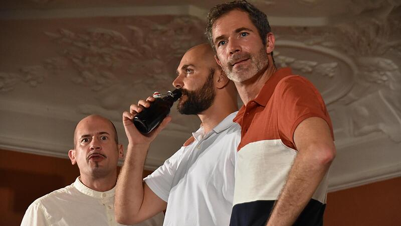 Thorsten (Julian Manuel, li) und Patriot Matthias (René Oltmanns, re) geraten sich über Erol (Benjamin Hirt) in die Haare.