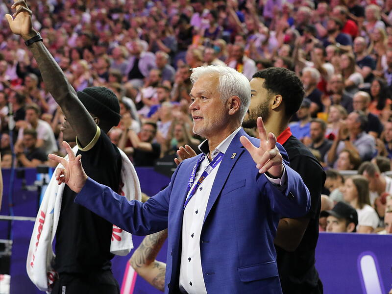 Emotionen pur auf der DBB-Bank: Armin Andres lebt Basketball intensiv mit. Dies wird auch bei seiner dritten Olympia-Teilnahme nicht anders sein. Emotionen pur auf der DBB-Bank: Armin Andres lebt Basketball intensiv mit. Dies wird auch bei seiner dritten Olympia-Teilnahme nicht anders sein.