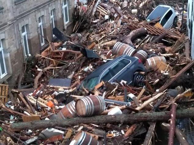 Fässer, Gartenzäune, Autos: Alles, was die Schlammlawinen erwischten, stapelt sich am Ende zwischen den Häusern.