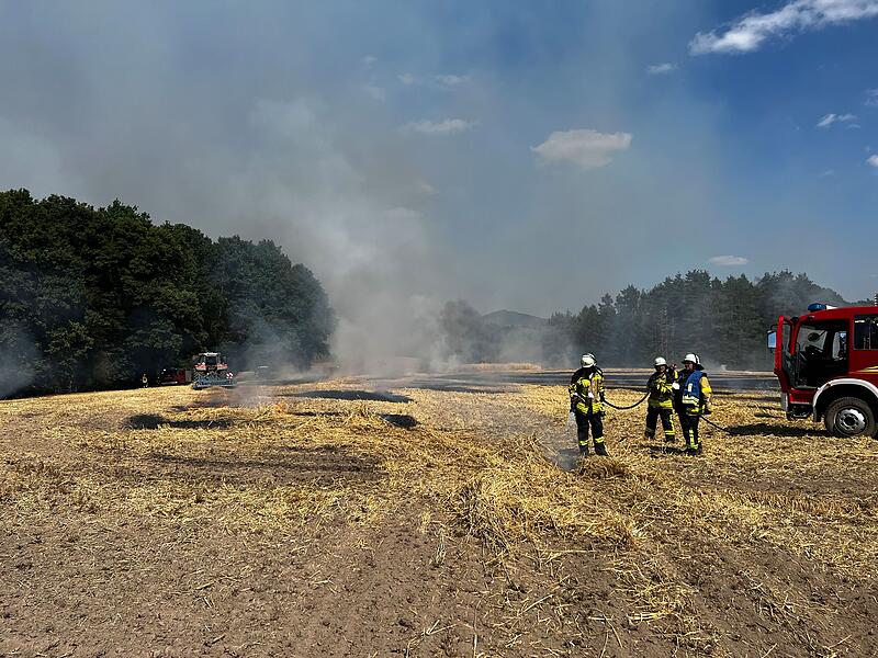 Feldbrand weitet sich zu Waldbrand aus