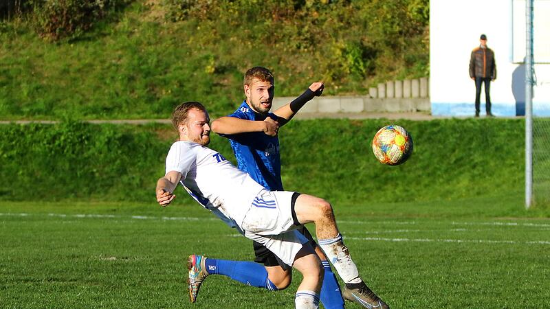 In Schieflage ist der VfB Kulmbach um   Julian Berce (vorne, gegen den Schnabelwaider Ben Sauer) geraten.
