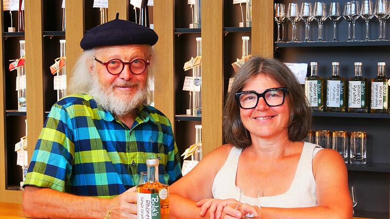 Stolz auf ihre neueste Auszeichnung für den Rhöner Bio Single Grain Whisky sind Lothar und Ingrid Bold von der Bold’s Schnapsideen aus dem fränkischen Saaletal. Stolz auf ihre neueste Auszeichnung für den Rhöner Bio Single Grain Whisky sind Lothar und Ingrid Bold von der Bold’s Schnapsideen aus dem fränkischen Saaletal.