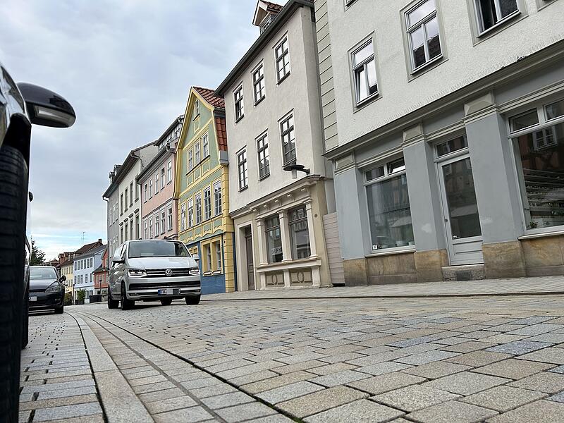 Blick in die Ketschengasse vom Albertsplatz in Richtung Ketschentor: Die Grünen beantragen, den vorhandenen Straßenraum neu zu planen.