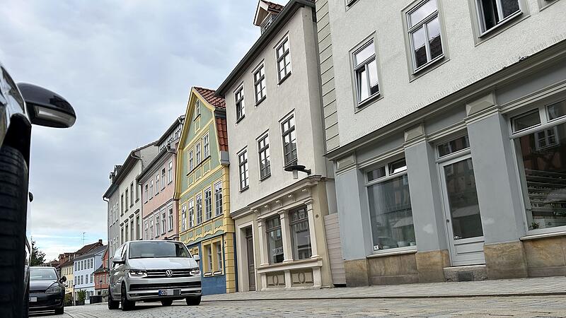 Blick in die Ketschengasse vom Albertsplatz in Richtung Ketschentor: Die Gr&uuml;nen beantragen, den vorhandenen Stra&szlig;enraum neu zu planen.