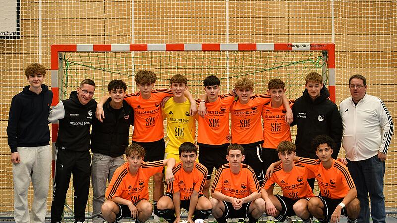 Die siegreiche Mannschaft des FC Coburg mit Trainer Thomas Resch (hinten, 2. v.l.) sowie Kreisjugendleiter Friedrich Amschler (hinten rechts).