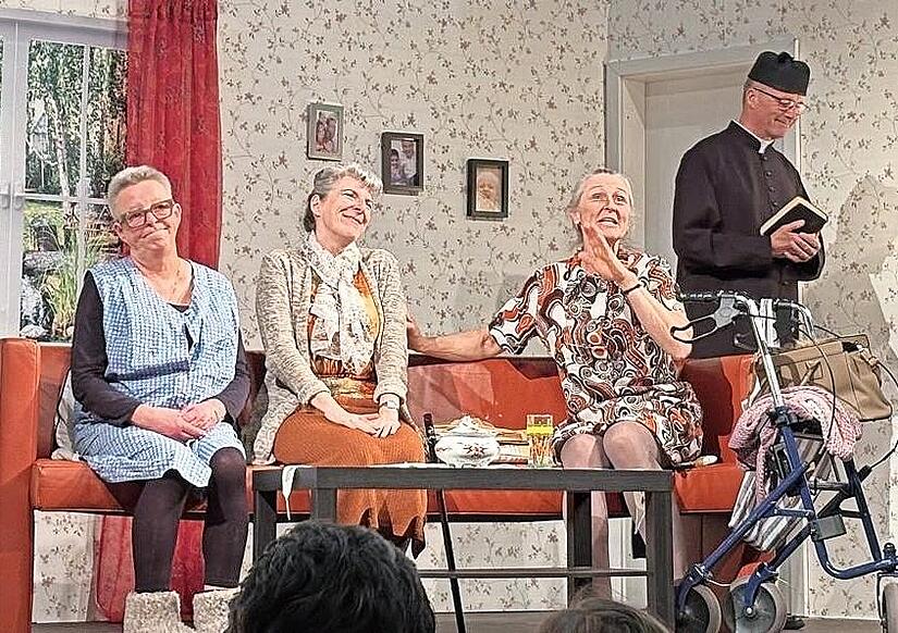 Die Theatergruppe des Heimatvereins H&ouml;chstadt begeisterte mit dem St&uuml;ck &bdquo;Bankraub mit Rollator&ldquo;; von links: Anette Oberle, Gitti Constien, Petra Koch und Kai-Uwe Vogel.