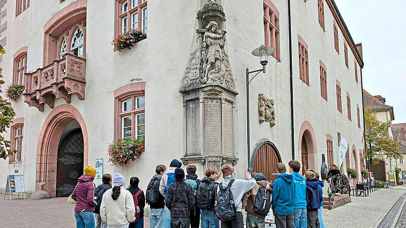 Sch&uuml;lerinnen und Sch&uuml;ler der 9. Klassen des Frobenius-Gymnasiums Hammelburg w&auml;hrend des Audiowalks durch die Stadt.Eva-Maria Conrad