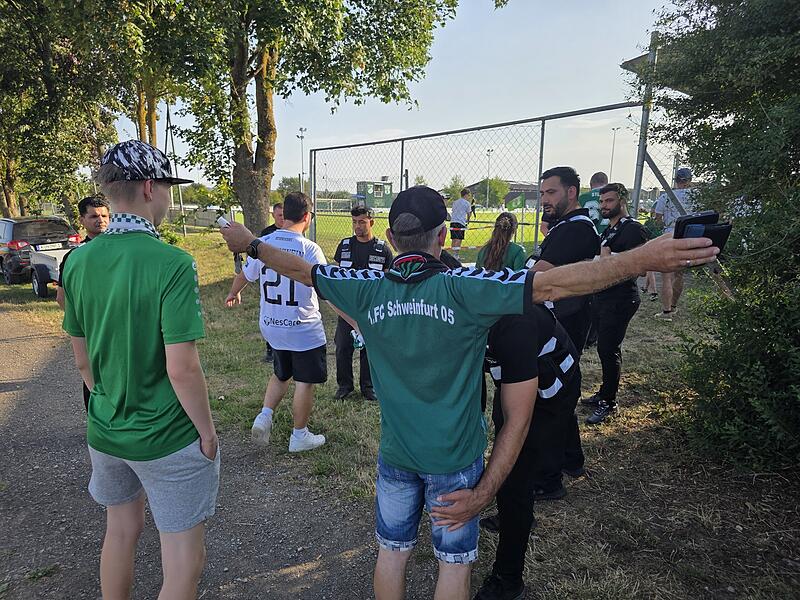 Jeder Schweinfurter Fan wurde von einem professionellen Sicherheitsdienst abgetastet. Jeder Schweinfurter Fan wurde von einem professionellen Sicherheitsdienst abgetastet.