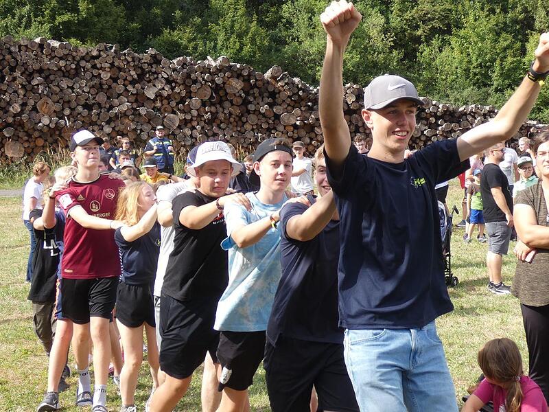 Die Dorfrocker geben das Heldentour-Abschlusskonzert beim Feuerwehr-Jugendzeltlager in Sulzbach